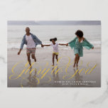 Tarjeta Festiva Con Relieve Metalizado Gloria a Dios Navidades religiosos de una foto ele<br><div class="desc">¡Gloria a Dios! Celebra la razón de la temporada con esta tarjeta de una foto de Navidades religiosos. El saludo cristiano se muestra en un guión clásico contra una sola foto horizontal. Hay espacio para un nombre, año y otro texto personalizado en el frente. El respaldo de esta tarjeta fotográfica...</div>