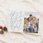 Tarjeta Festiva Con Relieve Metalizado Gloria De Relieve metalizado Real A Dios Navidades<br><div class="desc">¡Añade algo de brillo a tus tarjetas de Navidades con Relieve metalizado oro, plata o oro rosa de verdad! Este clásico y atemporal estilo metálico seguro que añade otro nivel a tus cartas. ¡Navidades religiosos contemporáneos con tarjetas mostrando tu foto familiar favorita de este año! Esta tarjeta tiene dos secciones...</div>