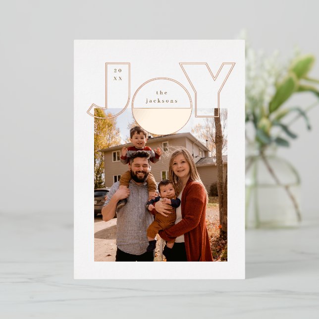 Tarjeta Festiva Con Relieve Metalizado Gran Alegría de Oro Rosa con Diseño Moderno (Anverso de pie)