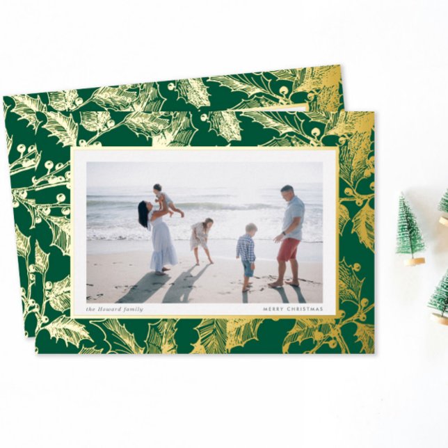 Tarjeta Festiva Con Relieve Metalizado Green Gilded Holly Frame Traditional Christmas (holiday photo card traditional holly branch etching border in gold foil on classic Christmas green)