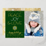Tarjeta Festiva Con Relieve Metalizado Green Peace Joy Love Photo Snowflakes Real Gold<br><div class="desc">"Paz, alegría y amor." Un divertido, lúdico, real Relieve metalizado dorado y ilustracion de copos de nieve blancos, auténticos puntos de Relieve metalizado dorado, un verdadero Relieve metalizado de oro y una tipografía blanca moderna sobre un fondo verde cazador, junto con la foto personalizado de tu elección, te ayudarán a...</div>