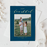Tarjeta Festiva Con Relieve Metalizado Guión moderno azul Feliz foto de Hanukkah<br><div class="desc">¡Feliz Hanukkah! Enviar los deseos de Hanukkah a la familia y amigos con esta tarjeta Hanukkah de Relieve metalizado de oro de personalizable. Presenta una caligrafía elegante y una tipografía sencilla. Personalice agregando nombres y una foto. Esta elegante tarjeta Happy Hanukkah está disponible en otras cajas.</div>