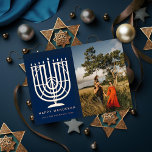 Tarjeta Festiva Con Relieve Metalizado Hanukkiah Menorah Happy Hanukkah Photo Naval<br><div class="desc">Menorah ilustrada (hanukkiah) y "Hanukkah feliz" en Relieve metalizado real. Agregue un mensaje o más fotos al reverso. Elegir entre Relieve metalizado de oro,  plata o oro rosa</div>