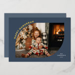 Tarjeta Festiva Con Relieve Metalizado Happy Hanukkah Blue Modern Frame Relieve metalizad<br><div class="desc">Desee a sus seres queridos un Hanukkah muy feliz con esta divertida tarjeta de foto única. Se trata de un marco en forma de hoja azul con las palabras Feliz Hanukkah en Relieve metalizado a lo largo de una de las esquinas curvas y un espacio para tu nombre en el...</div>