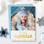 Tarjeta Festiva Con Relieve Metalizado Happy Hanukkah Photo Moderne Whimsical Real Gold<br><div class="desc">"Feliz Hanukkah". Divertida, juguetona, caprichosa y artesanal tipografía de Relieve metalizado de oro real y un patrón al azar de Star of David superponen un fondo blanco y limpio. Añada la foto de su elección y ayude a entrar en Hanukkah con esta impresionante, colorida, personalizada tarjeta de felicitación de Relieve...</div>