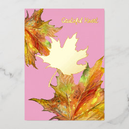 Tarjeta Festiva Con Relieve Metalizado Hoja de arce de color dorado sobre rosa