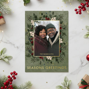 Tarjeta Festiva Con Relieve Metalizado Invierno Rústico Berries Saludos Verdes De Navidad