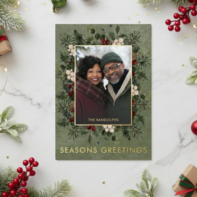 Tarjeta Festiva Con Relieve Metalizado Invierno Rústico Berries Saludos Verdes De Navidad (Subido por el creador)