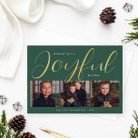 Tarjeta Festiva Con Relieve Metalizado Joyful Modern Green y Gold Script Collage de fotos<br><div class="desc">Esta tarjeta de vacaciones de personalizado de moda "Joyful" Navidades presenta un diseño único y minimalista con 3 espacios de fotos en el frente y tipografía de escritura moderna y elegante en Relieve metalizado oro real con color de fondo verde de hambre. Personalice el apellido o la firma familiar y...</div>