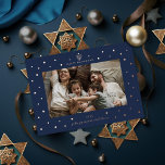 Tarjeta Festiva Con Relieve Metalizado La frontera estelar Menorah Hanukkah Foto<br><div class="desc">Pequeña menorah y estrella de marco david con texto editable en Relieve metalizado real. Agregue un mensaje o más fotos al reverso. Elegir entre Relieve metalizado de oro,  plata o oro rosa</div>