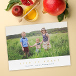 Tarjeta Festiva Con Relieve Metalizado La vida es dulce Relieve metalizado de fotografía<br><div class="desc">Esta moderna tarjeta fotográfica de vacaciones Rosh Hashanah presenta una foto horizontal con el saludo "La vida es dulce" en Relieve metalizado dorado. En la parte trasera se ha colocado un fondo azul marino. Personalizar este diseño añadiendo otra foto y/o texto al fondo. El Relieve metalizado dorado de esta tarjeta...</div>