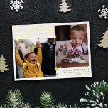 Tarjeta Festiva Con Relieve Metalizado Las estrellas del oro son moras y brillantes 2 fot<br><div class="desc">Tarjeta fotográfica de Navidad Feliz y Brillante con dos fotos, estrellas doradas y Relieve metalizado de oro. Los Navidades de fotos en blanco y oro cargan con alegres y brillantes impresos en Relieve metalizado dorado junto con muchas estrellas doradas de diferentes tamaños. Una tarjeta de fotos más bonita y brillante...</div>