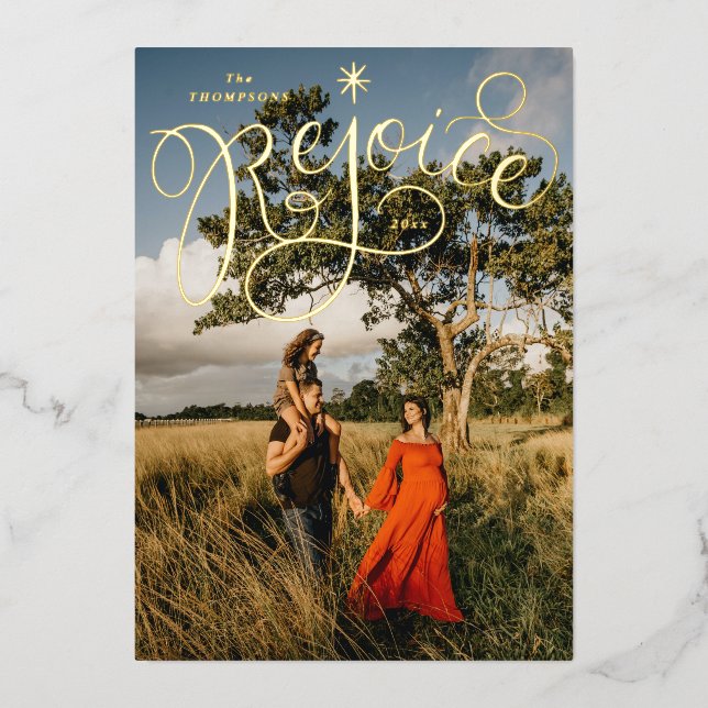 Tarjeta Festiva Con Relieve Metalizado Letras de mano de alegría (Anverso)