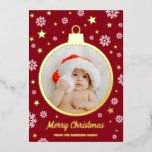 Tarjeta Festiva Con Relieve Metalizado Los copos de nieve rojos las estrellas del oro dis<br><div class="desc">Encantador Relieve metalizado rojo oscuro y dorado Feliz tarjeta de fotos navideña con tu foto dentro de un Relieve metalizado bauble dorado rodeado de copos de nieve blancos y estrellas de Relieve metalizado dorado con fuentes retro.</div>