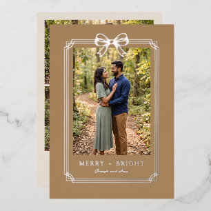 Tarjeta Festiva Con Relieve Metalizado Marco de lazo elegante Foto de pareja Alegre y Bri