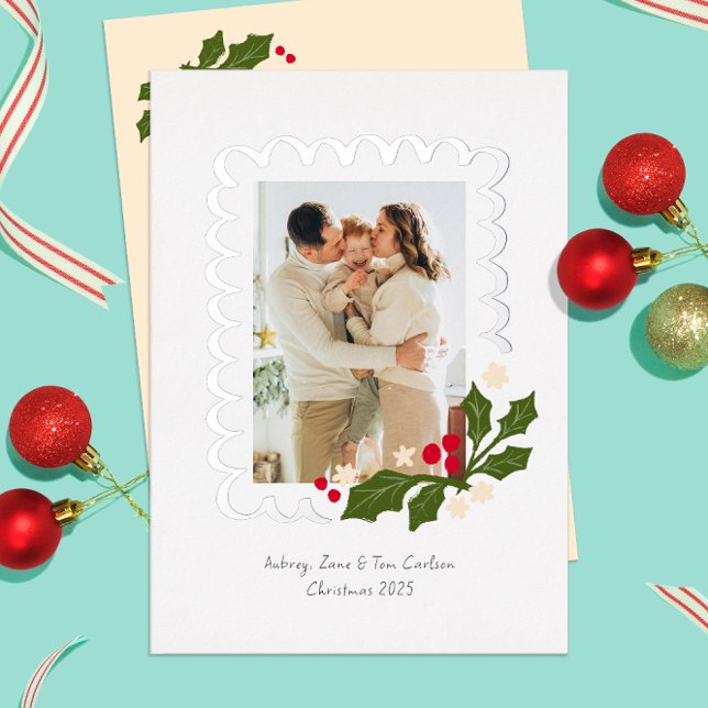 Tarjeta Festiva Con Relieve Metalizado Marco festivo de vieira con una foto de acebo (Real shiny foil scallops frame a personal picture on this festive holly themed Christmas photo card)