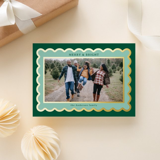 Tarjeta Festiva Con Relieve Metalizado Marco fotográfico Mint and Dark Green Preppy (Pretty scalloped mint and green frame with a preppy Kate spade vibe and real foil holiday card)