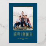 Tarjeta Festiva Con Relieve Metalizado Marco fotográfico moderno azul Happy Hanukkah<br><div class="desc">¡Feliz Hanukkah! Enviar los deseos de Hanukkah a la familia y amigos con esta tarjeta Hanukkah de Relieve metalizado de oro de personalizable. Presenta una tipografía moderna y un marco fotográfico sencillo. Personalice agregando nombres y una foto. Esta tarjeta de Relieve metalizado de oro Happy Hanukkah está disponible en otras...</div>