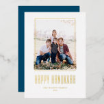 Tarjeta Festiva Con Relieve Metalizado Marco fotográfico moderno Happy Hanukkah<br><div class="desc">¡Feliz Hanukkah! Enviar los deseos de Hanukkah a la familia y amigos con esta tarjeta Hanukkah de Relieve metalizado de oro de personalizable. Presenta una tipografía moderna y un marco fotográfico sencillo. Personalice agregando nombres y una foto. Esta tarjeta de Relieve metalizado de oro Happy Hanukkah está disponible en otras...</div>