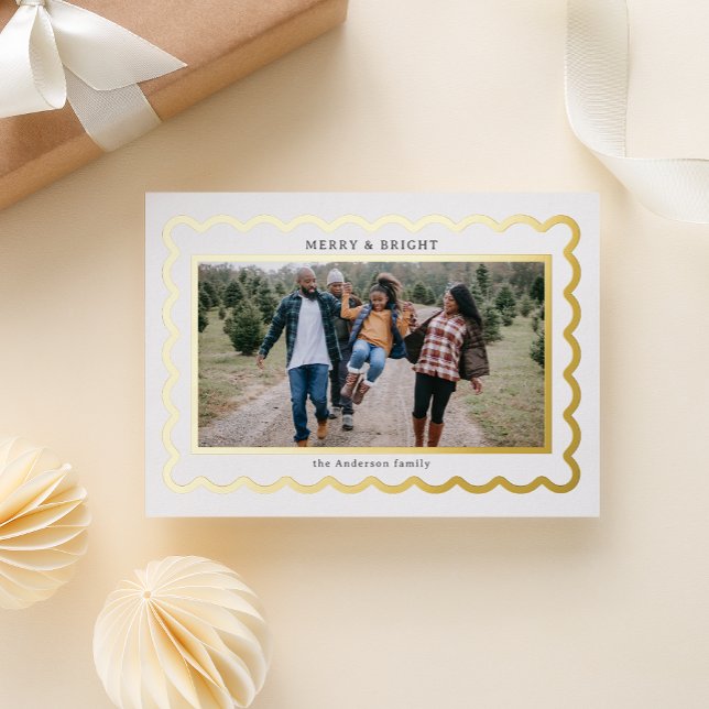 Tarjeta Festiva Con Relieve Metalizado Marco fotográfico Sleek White and Gold Preppy (A scalloped metallic foil frame gives your photo a preppy Kate spade vibe on modern white)
