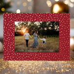 Tarjeta Festiva Con Relieve Metalizado Marco Geométrico Delicado De Mod Una Foto Rojo   O<br><div class="desc">Esta elegante y moderna tarjeta fotográfica de vacaciones presenta un marco de Relieve metalizado elevado de pequeñas formas geométricas (cuadrados,  triángulos,  círculos,  etc.) sobre un fondo rojo profundo y una foto horizontal. En la parte posterior está el mismo color rojo con mucho espacio para añadir otra foto y/o texto.</div>