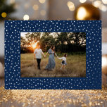 Tarjeta Festiva Con Relieve Metalizado Marco Geométrico Delicado De Mod Una Plata De La M<br><div class="desc">Esta elegante y moderna tarjeta fotográfica navideña presenta un marco de Relieve metalizado elevado de pequeñas formas geométricas (cuadrados, triángulos, círculos, etc.) sobre un fondo azul marino profundo y una foto horizontal. En la parte de atrás está el mismo color azul marino con mucho espacio para añadir otra foto y/o...</div>