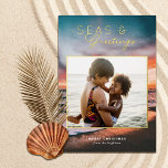 Tarjeta Festiva Con Relieve Metalizado Mares y saludos Beach Sunset Painting Foto<br><div class="desc">Estas hermosas tarjetas fotográficas de vacaciones incluyen una pintura al atardecer de la playa al fondo y una plantilla de fotos rectangular (casi cuadrada). La tipografía moderna y elegante dice "Mares y saludos" en Relieve metalizado real. La parte posterior es azul verde azulado oscuro - Deje el color como está...</div>