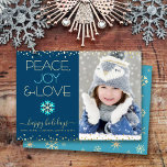 Tarjeta Festiva Con Relieve Metalizado Marina Blue Peace Joy Love Photo Snowflake Real Go<br><div class="desc">"Paz, alegría y amor." Un divertido, divertido, auténtico Relieve metalizado dorado y un ilustracion de copas de nieve azul turquesa, auténticos puntos de Relieve metalizado dorado, un auténtico Relieve metalizado dorado y una tipografía turquesa moderna sobre un fondo azul marino, junto con la foto personalizado de tu elección, te ayudarán...</div>