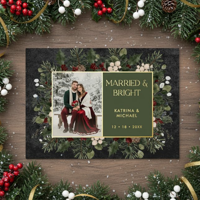 Tarjeta Festiva Con Relieve Metalizado Married & Bright Winter Berries & Pine Black Photo (Subido por el creador)
