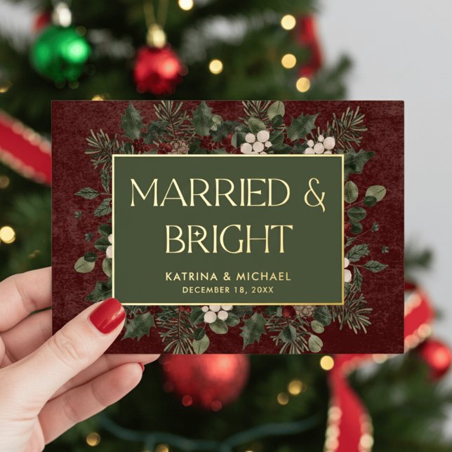 Tarjeta Festiva Con Relieve Metalizado Married & Bright Winter Berries & Pine Burgundy (Subido por el creador)