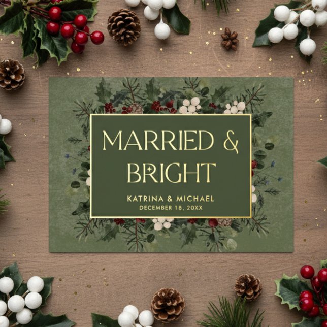 Tarjeta Festiva Con Relieve Metalizado Married & Bright Winter Berries & Pine Green (Subido por el creador)