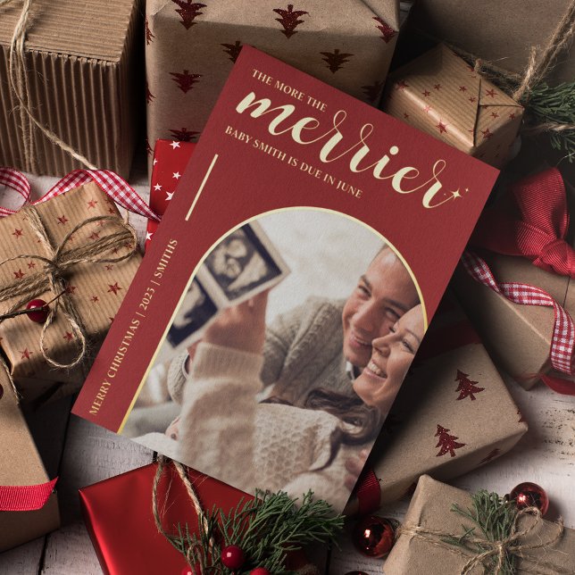 Tarjeta Festiva Con Relieve Metalizado Más es más alegre Rojo Dorado Navidad Embarazo (The more the merrier Christmas Pregnancy Announcement with Photo Red Festive )