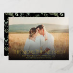Tarjeta Festiva Con Relieve Metalizado Más La Foto De Embarazo De La Merrier Anunciada<br><div class="desc">Anuncie su embarazo con estilo con estas hermosas tarjetas de vacaciones fotográficas completas! Presentan una tipografía moderna y elegante que dice "Cuanto más, más bonito" en Relieve metalizado real. La parte posterior contiene un patrón Navidad de brotes de pino sobre un fondo de color personalizado (mostrado en blanco - negro...</div>