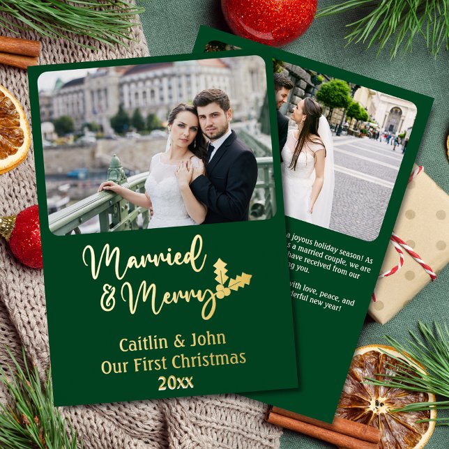 Tarjeta Festiva Con Relieve Metalizado Matados y merry recién casados Navidades Green (Married and Merry 1st Christmas as Newlyweds gold foil Christmas green with 2 photos in forest green)