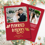Tarjeta Festiva Con Relieve Metalizado Matrimonio de Navidades de 1ª Nueva Foto Red<br><div class="desc">Casada y Feliz Nuestra Primera Navidad 2-foto tarjeta de saludo de Relieve metalizado real en Navidades Rojo es la manera perfecta de celebrar la primera Navidad de una pareja recién casada, con su letra limpia y moderna con hojas y bayas huecas, así como un mensaje personalizado en la parte trasera....</div>