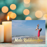 Tarjeta Festiva Con Relieve Metalizado Mele Kalikimaka Moda Gold Script Beach<br><div class="desc">Tarjetas de vacaciones de la tipografía de la moda Mele Kalikimaka para celebrar a un Navidad hawaiano en la playa. Personalice estas alegres tarjetas de vacaciones tropicales con su propia fotografía de vacaciones en la playa de Hawaii u otras islas del océano bajo el guión del Relieve metalizado dorado. Una...</div>