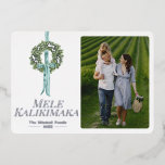 Tarjeta Festiva Con Relieve Metalizado Mele Kalikimaka Wreath Ribbon Watercolor Foto<br><div class="desc">Un clásico, elegante, con una tarjeta de vacaciones personalizado. Tarjeta fotográfica personalizado, perfecta para tarjetas de vacaciones familiares, tarjetas de Navidad para familia y amigos. Esta tarjeta presenta una corona de color agua y un diseño de Relieve metalizado plateado o dorado con Mele Kalikimaka. Personalizar con el nombre de su...</div>