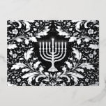 Tarjeta Festiva Con Relieve Metalizado Menorá de plata elegante botánica de Hanuká<br><div class="desc">Un diseño elegante y atemporal que presenta una refinada menorá de plata centrada dentro de un intrincado follaje inspirado en William Morris. Representada en ricos tonos de azul marino profundo y plata suave, esta obra de arte combina el simbolismo clásico de la Judaica con la ornamentación botánica histórica para una...</div>