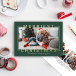 Tarjeta Festiva Con Relieve Metalizado Merriest Modern Gold Text Green Photo<br><div class="desc">La tarjeta de vacaciones "Navidades más bonitos" presenta un formato horizontal con foto de paisaje y un texto moderno de Relieve metalizado de oro real que enmarca y superpone la imagen. Personalice el texto del guión simple con una firma familiar y el año, y elija incluir un mensaje adicional en...</div>