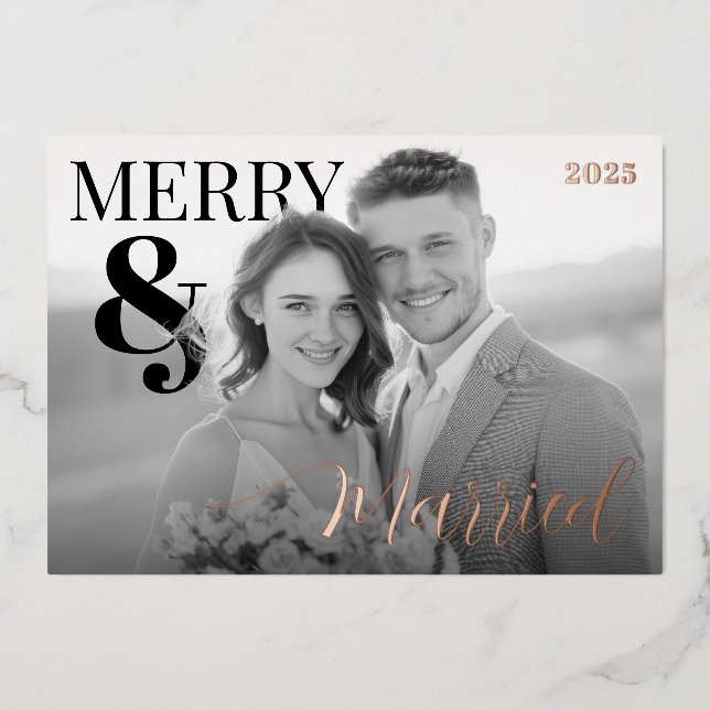 Tarjeta Festiva Con Relieve Metalizado Merry and Married Modern Photo Foil Holiday Card (Anverso)