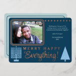 Tarjeta Festiva Con Relieve Metalizado Merry Happy Everything Photo Navy Rosa Relieve met<br><div class="desc">Añada un toque de lujo a sus saludos de vacaciones con estas auténticas tarjetas de felicitación planas de Relieve metalizado de oro rosa con su foto y un árbol de Navidad azul pastel y un Hanukkah Menorah a juego. Añada su foto a la parte superior izquierda del diseño, donde aparecerá...</div>