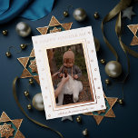 Tarjeta Festiva Con Relieve Metalizado Mínima frontera estelar Foto de Hanukkah<br><div class="desc">Estrella tradicional de marco de david con "feliz hanukkah" y firma editable y año en Relieve metalizado real. Agregue un mensaje o más fotos al reverso. Elegir entre Relieve metalizado de oro,  plata o oro rosa</div>