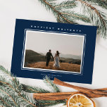 Tarjeta Festiva Con Relieve Metalizado Moda Elegancia Minimalista Marina Navidades azules<br><div class="desc">Esta elegante tarjeta fotográfica navideña presenta una foto horizontal, un marco clásico de Relieve metalizado elevado alrededor de la foto, y un saludo en Relieve metalizado elevado sobre un fondo azul marino. El saludo en la parte delantera es editable, así que se cambia fácilmente a lo que quieras. La parte...</div>