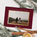 Tarjeta Festiva Con Relieve Metalizado Moda Elegancia Minimalista Navidades de Borgoña Fo<br><div class="desc">Esta elegante tarjeta fotográfica de vacaciones presenta una foto horizontal, un marco clásico de Relieve metalizado elevado alrededor de la foto, y un saludo en Relieve metalizado elevado sobre un fondo rojo borgoña. El saludo en la parte delantera es editable, así que se cambia fácilmente a lo que quieras. La...</div>