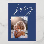 Tarjeta Festiva Con Relieve Metalizado moderado jolgorio de escritura 1 foto azul elegant<br><div class="desc">Guión mínimo moderno alegría azul real 1 tarjeta de vacaciones de foto. Elegante diseño de Relieve metalizado dorado,  plateado y dorado rosa.</div>