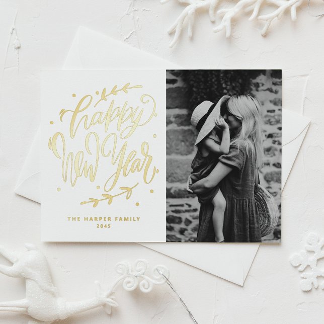 Tarjeta Festiva Con Relieve Metalizado Modern Calligraphy Wreath Happy New Year Photo (Celebrate the New Year with this customizable photo gold foil Happy New Year card. )