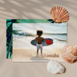 Tarjeta Festiva Con Relieve Metalizado Modern Mele Kalikimaka Palm Trees Back Full Photo<br><div class="desc">Looking for beach themed Christmas cards to send to family and friends? These photo cards are perfect! They feature a full bleed horizontal photo template and modern typography reading, "Mele Kalikimaka" in real foil. There is a white gradient photo overlay toward the bottom which allows the text to stand out....</div>