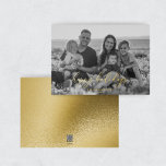 Tarjeta Festiva Con Relieve Metalizado Moderna y elegante foto de Relieve metalizado dora<br><div class="desc">Esta moderna y elegante tarjeta navideña presenta un diseño minimalista,  un elegante guión y un verdadero Relieve metalizado dorado. Reemplace la foto del frente por la suya propia. La parte de atrás es una imagen (no un Relieve metalizado de oro real). Consulte otros elementos de la colección "Holidays".</div>