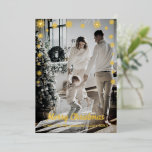 Tarjeta Festiva Con Relieve Metalizado Modernas copas de nieve doradas Una foto dorada ne<br><div class="desc">Personalizable simple una tarjeta de foto vertical con copos de nieve de Relieve metalizado dorado y joyas de oro negro y falso en la parte trasera.</div>