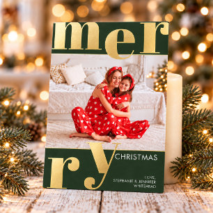 Tarjeta Festiva Con Relieve Metalizado Moderno Feliz Navidad en negrita y verde bosque co